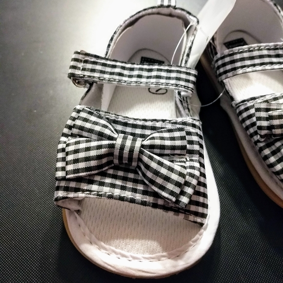 5/$30 Checkered Bow Baby Sandals 12-18 Months - Picture 4 of 4